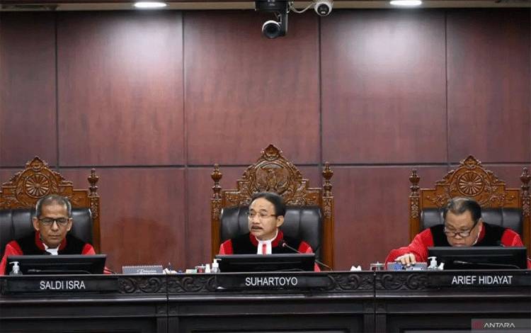 Ketua Mahkamah Konstitusi (MK) Suhartoyo (tengah) didampingi Hakim Konstitusi Saldi Isra (kiri) dan Arief Hidayat (kanan) memimpin jalannya sidang putusan perselisihan hasil Pilpres 2024 di Gedung Mahkamah Konstitusi, Jakarta, Senin (22/4/2024). ANTARA FOTO/M Risyal Hidayat/rwa. (ANTARA FOTO/M RISYAL HIDAYAT)