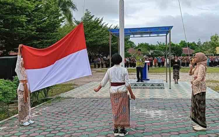 Upacara bendera Senin pagi sekaligus memperingati Hari Kartini di SMAN 5 Palangka Raya, Senin, 22 April 2024. (FOTO: TESTI PRISCILLA)