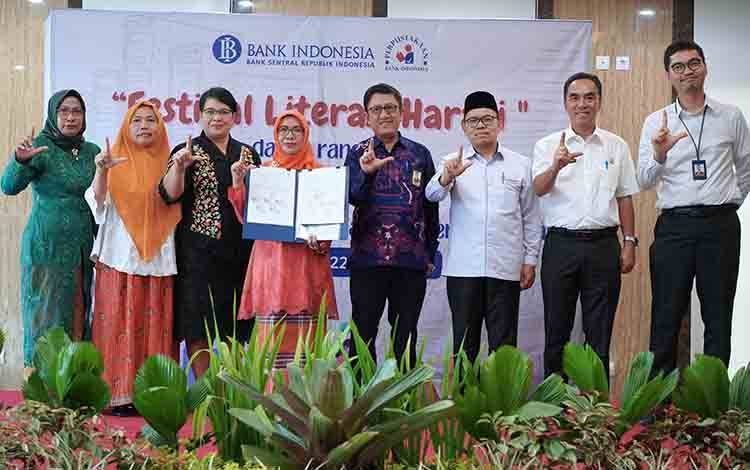 Bank Indonesia Provinsi Kalimantan Tengah telah menandatangani MoU bersama Dinas Perpustakaan dan Arsip Provinsi Kalimantan Tengah dan 5 penerima BI Corner. (FOTO: Rilis BI Kalteng)