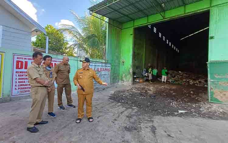 Bupati Kotawaringin Timur Halikinnor meninjau Depo Sampah di Jalan Pelita, Senin, 22 April 2024. (FOTO: DEWIP)