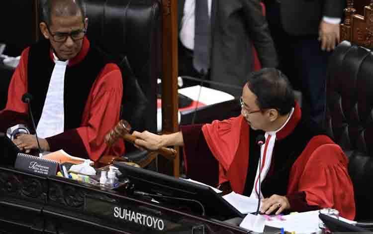 Ketua Mahkamah Konstitusi (MK) Suhartoyo (kanan) mengetuk palu disaksikan Hakim Konstitusi Saldi Isra (kiri) saat sidang putusan perselisihan hasil Pilpres 2024 di Gedung Mahkamah Konstitusi, Jakarta, Senin (22/4/2024). ANTARA FOTO/M Risyal Hidayat/wpa.