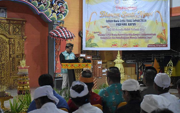 Pj Bupati Kapuas Erlin Hardi memberikan sambutan pada perayaan Dharma Santi Nyepi Tahun Baru Saka 1946 Tahun 2024 yang digelar di Wantilan Pura Jagatnatha, Kecamatan Basarang. (FOTO: IST)