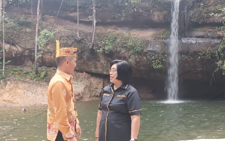 Bupati Gunung Mas Jaya S Monong bersama Wakil Bupati Efrensia L.P Umbing di objek wisata air terjun Batu Mahasur. (FOTO: RISKA YULYANA)
