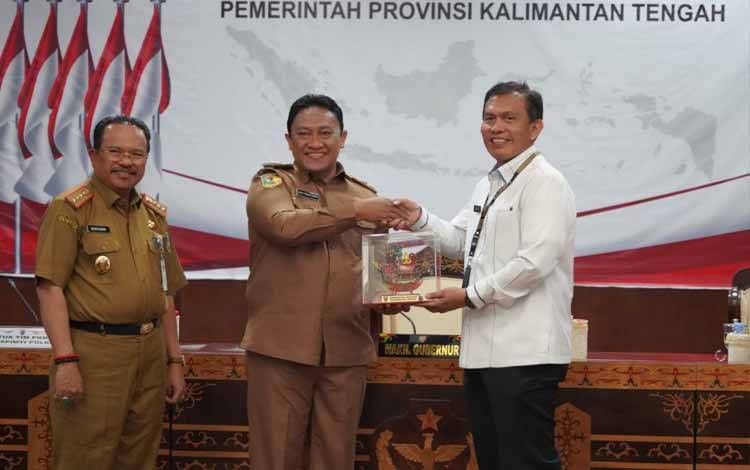 Wakil Gubernur Kalimantan Tengah, Edy Pratowo saat menyerahkan cenderamata di Aula Eka Hapakat, Selasa, 23 April 2024.(FOTO:DUAN/ABDAN)