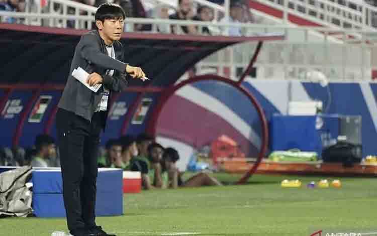 Pelatih Timnas Indonesia U-23 Shin Tae-yong memberi arahan kepada pemainnya saat melawan Timnas Yordania U-23 pada Kualifikasi Grup A Piala Asia U-23 2024 di Stadion Abdullah bin Khalifa, Doha, Minggu (21/4/2024). ANTARA FOTO/HO-PSSI/mrh/wpa.
