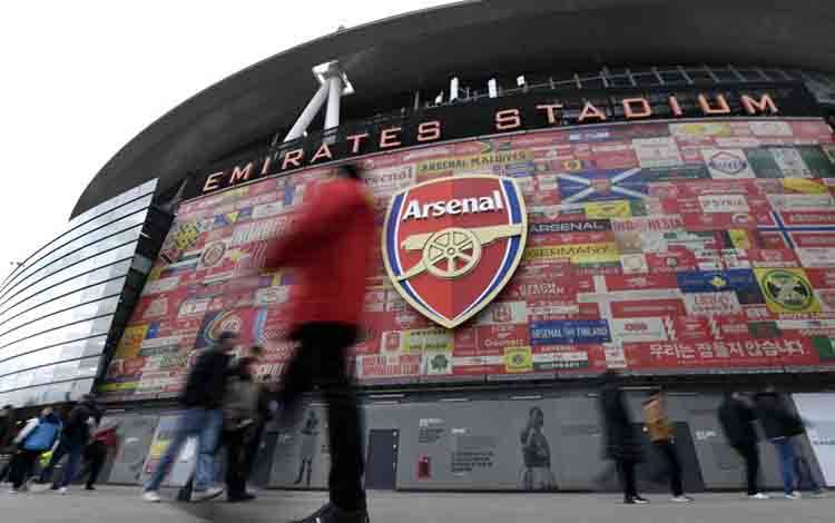Penonton tiba di Stadion Emirates, London, 23 April 2024 jelang pertandingan Liga Inggris antara Arsenal dan Chelsea. (ANTARA/AFP/GLYN KIRK)