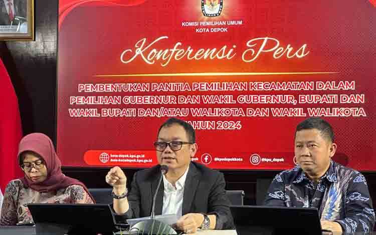Anggota KPU RI Parsadaan Harahap (tengah) saat memberikan keterangan di Kantor KPU Kota Depok, Jawa Barat, Selasa (23/4/2024). (ANTARA/Rio Feisal)