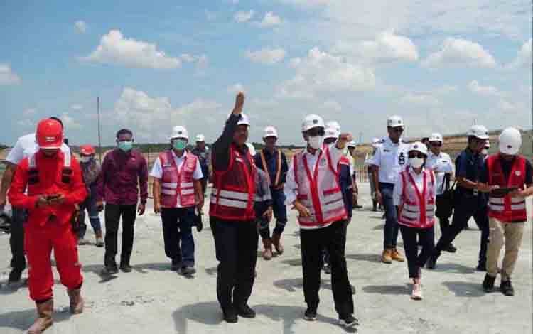 Menteri Perhubungan Budi Karya Sumadi (tiga kanan) melakukan peninjauan kembali proyek Bandara IKN di Kabupaten Penajam Paser Utara, Kalimantan Timur, Selasa (23/4/2024). ANTARA/HO-Humas Kemenhub