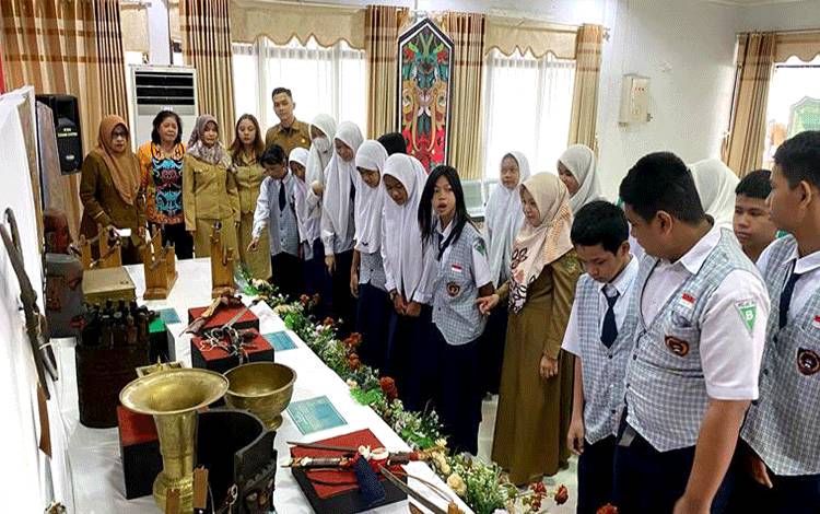 UPT Museum Balanga Provinsi Kalimantan Tengah ketika melaksanakan pameran keliling yang dihadiri oleh para pelajar SLTP dan SLTA di aula Dinas Budparpora Barito Utara.(foto: Dhani)
