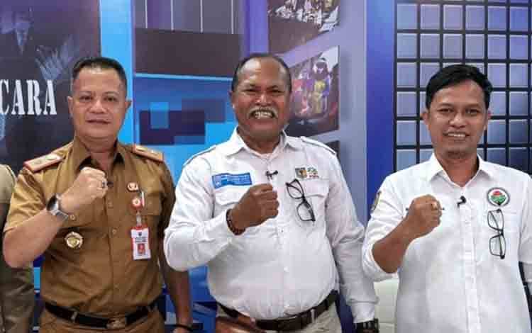 Kepala DPMD Kalteng, H Aryawan (kiri) bersama Korprov Program P3PD Paulus Thenu dan P3MD Rivanie Lesmana. (FOTO: DPMD KALTENG)
