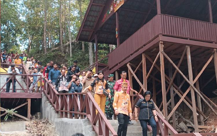 Bupati Gunung Mas Jaya S Monong dan Wakil Bupati Efrensia L.P Umbing dan lainnya saat mengunjungi air terjun Batu Mahasur. (FOTO: RISKA YULYANA)