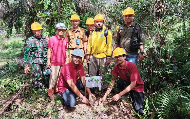 Tim ICS RSPO BUMDes BMJ yang merupakan pekebun swadaya binaan PT SSMS Tbk melakukan penanaman pohon buah lokal.(FOTO: Dokumentasi Sustainability Officer PT SSMS untuk Borneonews)