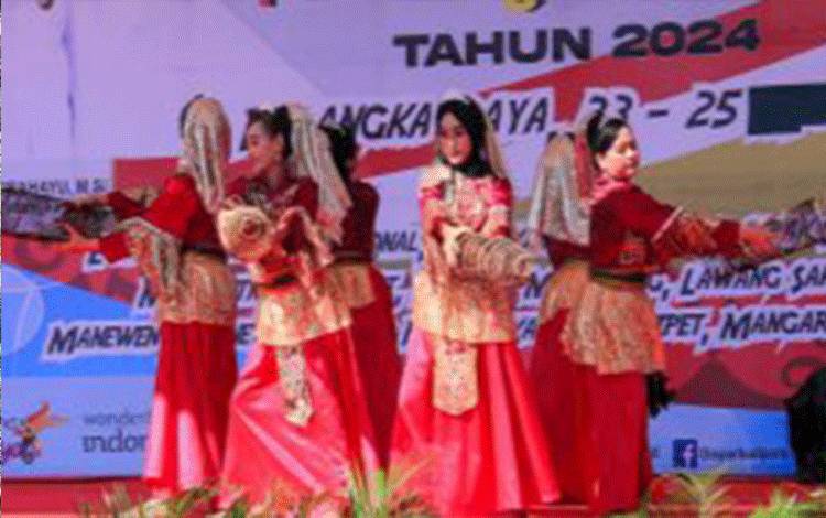 Penari menampilkan tarian Lukah Penyambung Belum saat pembukaan Festival Palangka Raya 2024. (FOTO: HUMAS)