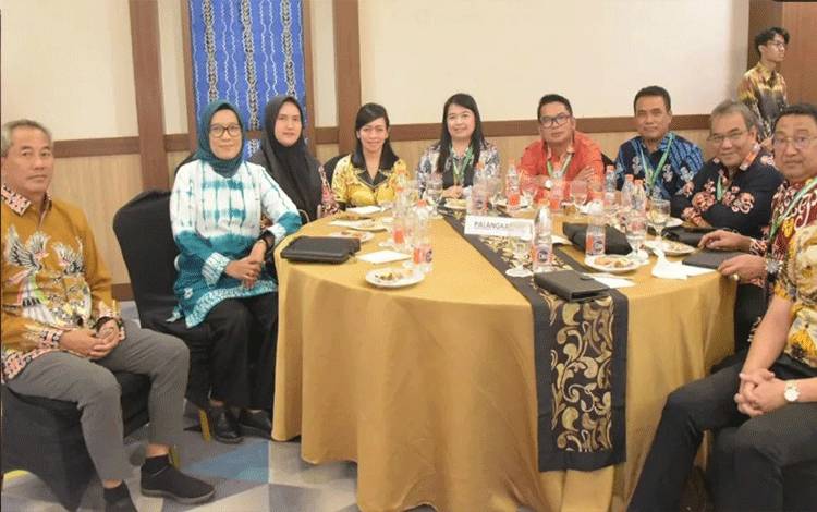 Rombongan pejabat Pemko Palangka Raya mengikuti Raker Komwil V Apeksi Regional Kalimantan. (FOTO: HUMAS)