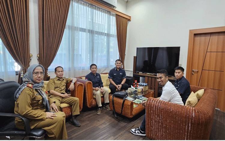 Kadis TPHP Hj. Sunarti saat menerima kunjungan koordinasi dari Pupuk Indonesia. (FOTO: IST)