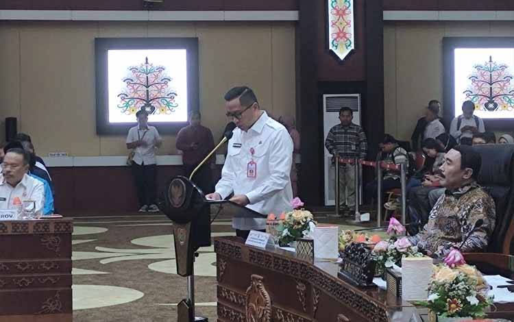 Kepala Badan Perencanaan Pembangunan Daerah, Penelitian dan Pengembangan (Bappendalitbang) Kalteng Leonard S Ampung di Aula Jayang Tingang, Rabu, 24 April 2024. (FOTO: HERMAWAN)