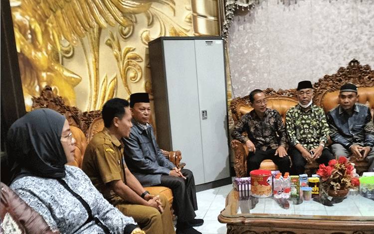 Kasubbag TU dan Kepegawaian Sekretariat DPRD Kapuas, Achmad Norhan saat menerima kunker Komisi I DPRD Barito Kuala. (FOTO: IST)