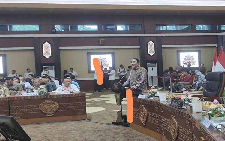 Rektor Institut Pemerintahan Dalam Negeri (IPDN) Hadi Prabowo memberikan paparan saatMusrembang tingkat Provinsi Kalteng di Aula Jayang Tingang, Rabu, 24 April 2024. (FOTO: HERMAWAN)
