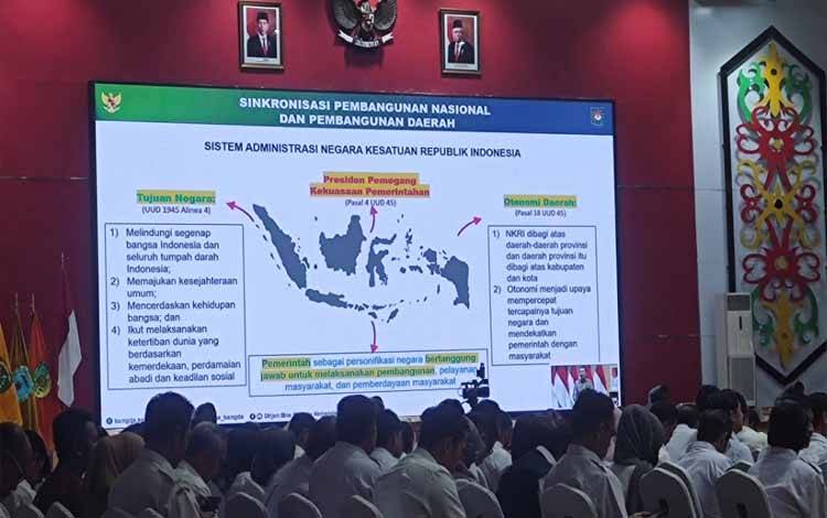 Paparan Rektor Institut Pemerintahan Dalam Negeri (IPDN) Hadi Prabowo dalam Musrembang Provinsi Kalteng di Aula Jayang Tingang, Rabu, 24 April 2024. (FOTO: HERMAWAN)