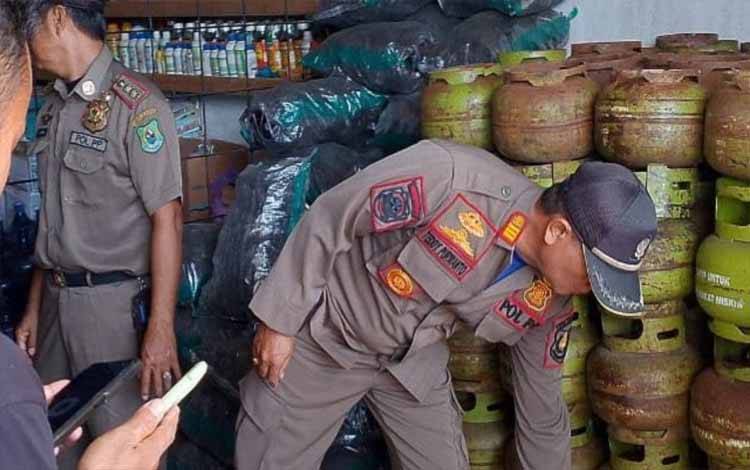Personel Satpol PP dan Damkar Kapuas saat cek pangkalan LPG 3 Kg di Kota Kuala Kapuas. (FOTO: IST)