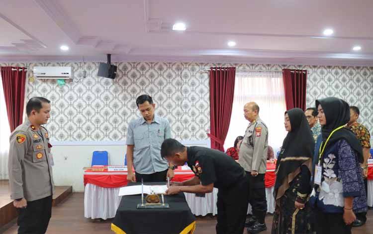 Sekretaris Senkom Kobar Solihin Efendi saat menandatangani MoU sebagai panitia penerimaan administrasi awal Bintara dan Tamtama Polri. (Foto : ISTIMEWA)