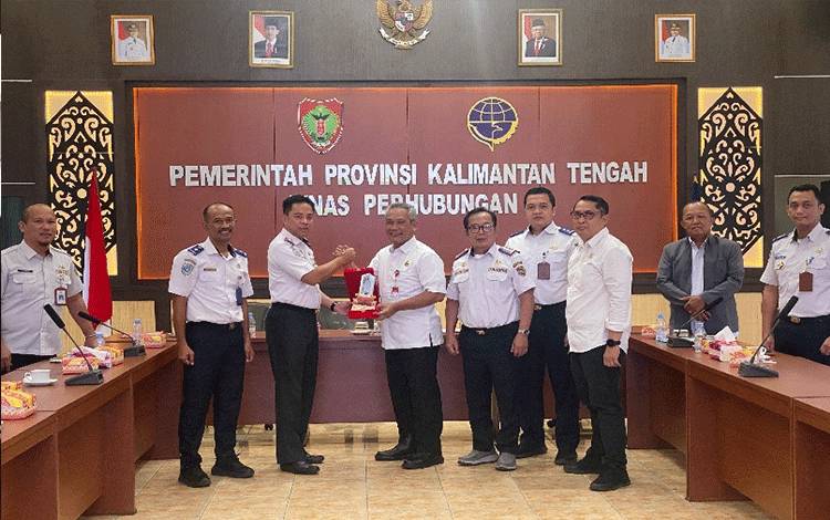 Kepala Dinas Perhubungan Provinsi Kalimantan Tengah Yulindra Dedy menerima plakat dari Dinas Perhubungan Provinsi Jambi. (FOTO: IST)