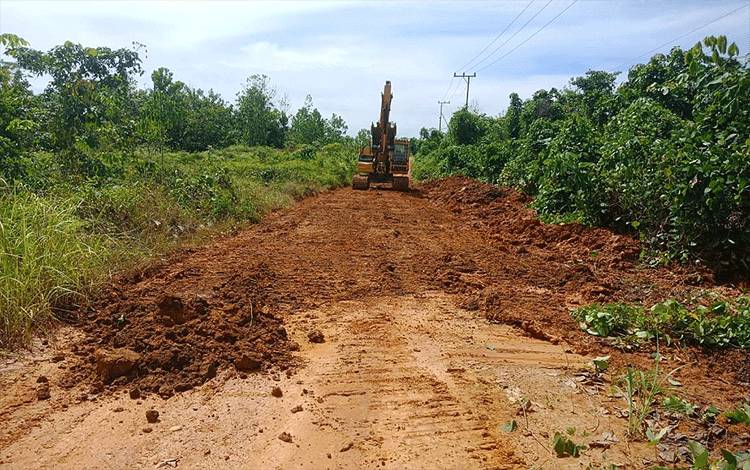 Perbaikan jalan Desa Janah Jari-Juwung Marigai melalui program CSR PT KSL. (Foto: Ist)