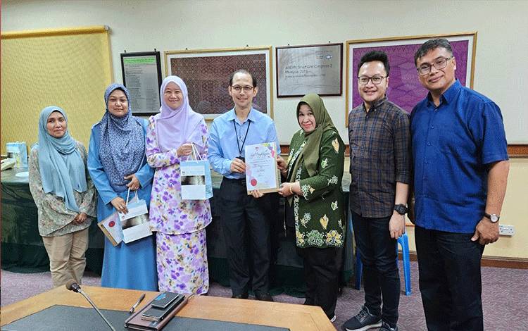 Prof Rahmawaty (batik hijau) menerima sertifikat penghargaan dari Dekan FSG UiTM, Prof Ts Dr Mohd Rozi Ahmad.(FOTO: Dokumentasi Prof Rahmawaty untuk Borneonews)