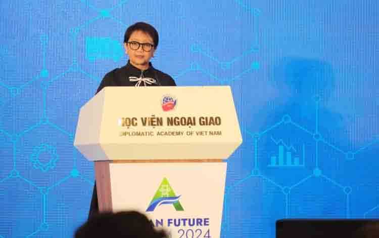 Menteri Luar Negeri Indonesia Retno Marsudi menyampaikan pidato dalam "ASEAN Future Forum" yang diselenggarakan di Hanoi, Vietnam, pada Rabu (24/4/2024). (ANTARA/HO-Kemlu RI)