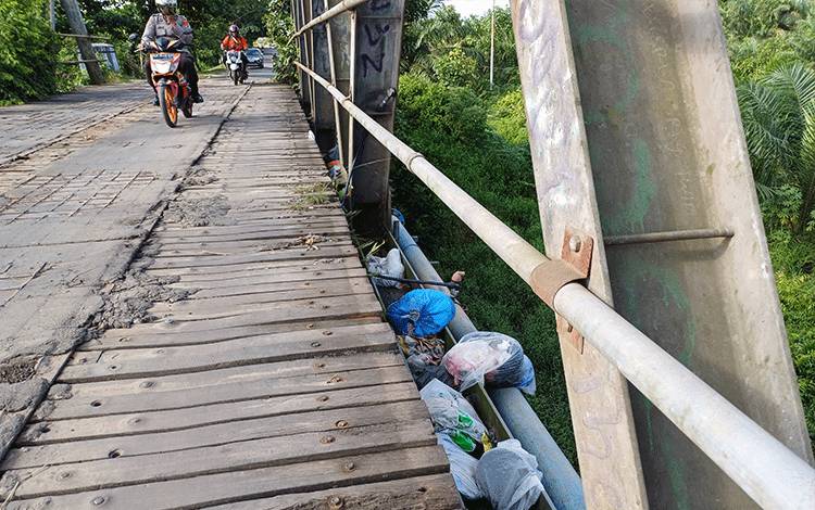 Sampah tersangkut di jembatan Sungai Mentawa, Jalan Kapten Mulyono, Sampit, Kamis, 25 April 2024. (FOTO: DEWIP)