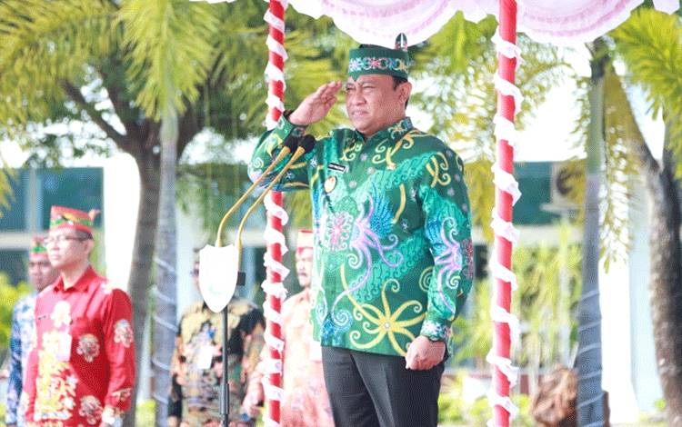 Wakil Gubernur Kalimantan Tengah (Kalteng), Edy Pratowo saat memimpin upacara Peringatan Hari Otonomi Daerah XXVIII di Halaman Kantor Gubernur Kalteng, Kamis, 25 April 2024. (FOTO:ASEP)