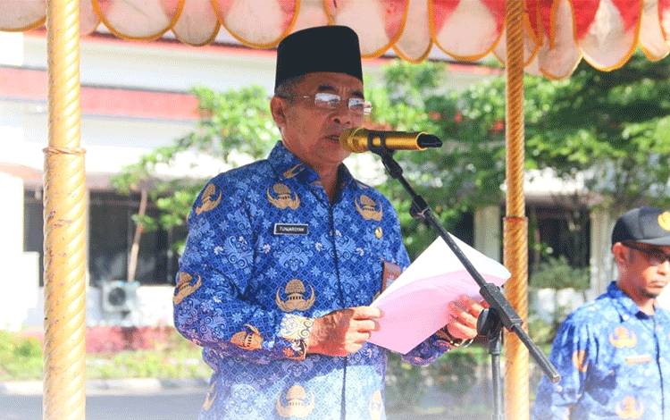  Staf Ahli Bupati Seruyan Tunjarsyah saat menjadi Inspektur Upacara Upacara Peringatan Hari Otonomi Daerah Tahun 2024 (FOTO : PROKOM SERUYAN)