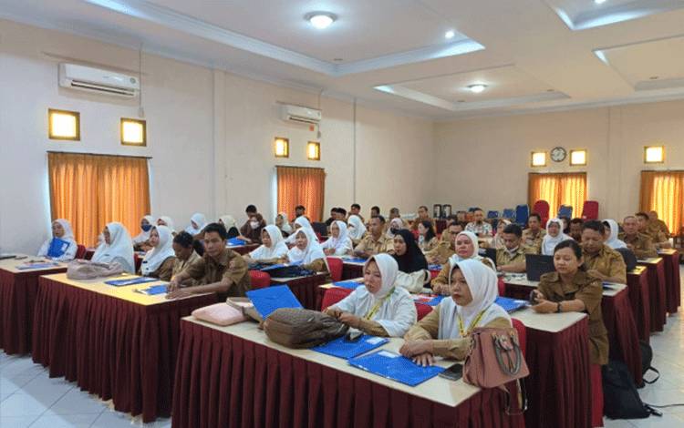 sejumlah guru dan kepala sekolah se-Kabupaten Kobar ikut pelatihan penguatan literasi dan numerasi, Kamis, 25 April 2024. (Foto: Disdikbud Kobar)