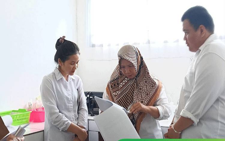 Personel UPTD Lab DLH Palangka Raya mendengarkan arahan teknis dari tim UPTD LAB Provinsi Kalteng. (FOTO: HUMAS)