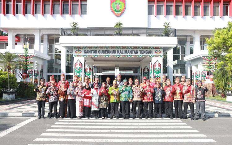 Wakil Gubernur Kalimantan Tengah (Kalteng), Edy Pratowo foto bersama di halaman Kantor Gubernur Kalteng, Kamis, 25 April 2024. (FOTO:ASEP)