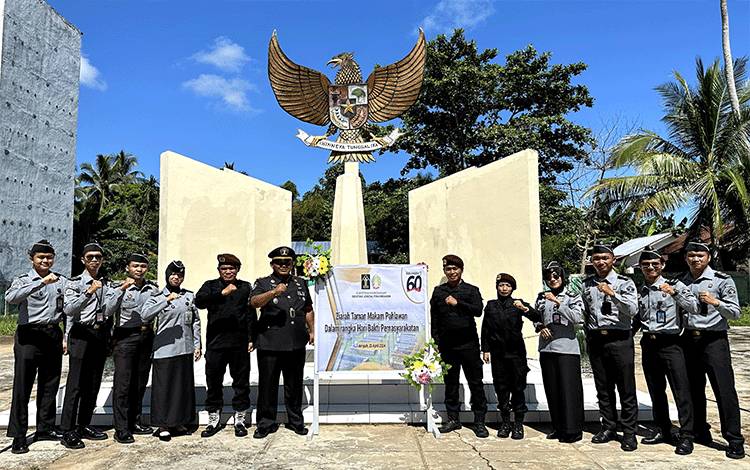 Foto bersama usai upacara tabur bunga yang dilaksanakan Rutan Tamiang Layang di Taman Makam Pahlawan Bumi Satria Kelurahan Ampah Kota, Kamis, 25 April 2024. (FOTO: BOLE MALO)