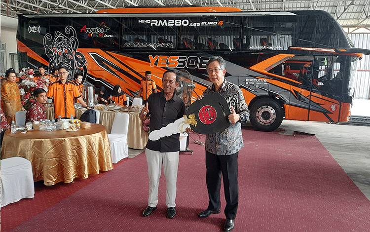 Penyerahan simbolis kunci Bus dilakukan langsung oleh Santiko Wardoyo COO - Director HMSI kepada Soebahagio selaku Direktur Utama PO Yessoe Travel. (Foto : DANANG)