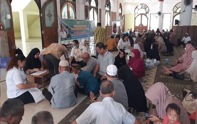 Suasana saat kegiatan pembinaan dan vaksinasi bagi JCH Kapuas, bertempat di area Masjid Agung Al Mukarram Kuala Kapuas. (FOTO: IST)