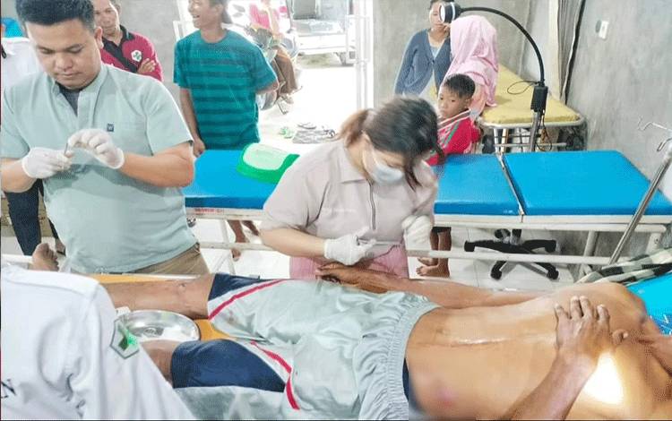 Korban serangan buaya mendapat penanganan medis di Puskesmas Ujung Pandaran. (FOTO: IST)