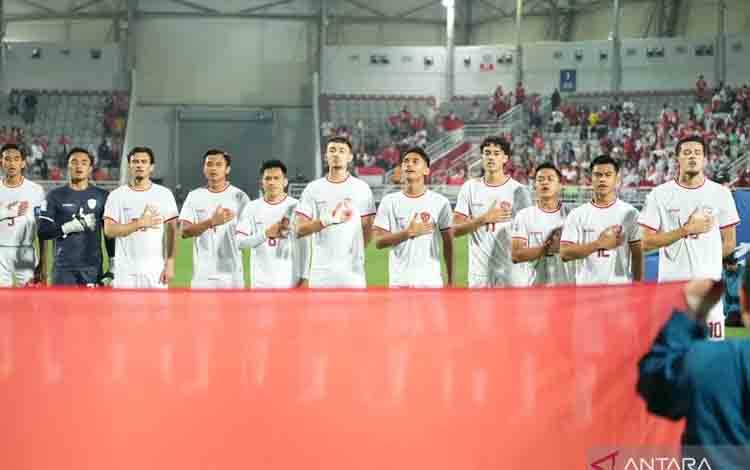 Tim nasional Indonesia U-23 saat menyanyikan lagu kebangsaan Indonesia Raya jelang pertandingan menghadapi timnas Korea Selatan U-23 pada babak perempat final Piala Asia U-23 2024 di Doha, Qatar, Jumat (25/04/2024). (ANTARA/HO-PSSI)