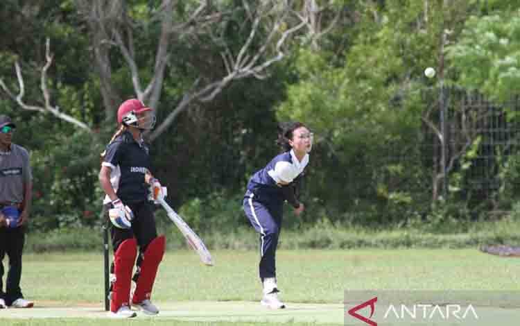 Tim nasional kriket putri Indonesia bertanding melawan Mongolia pada series T20i Bali Bash International di Lapangan kriket Udayana, Bali, Rabu (24/4/2024). (ANTARA/HO/PP PCI)