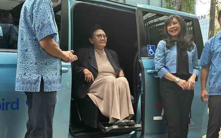 Peluncuran armada baru Lifecare Taxi Bluebird yang dilengkapi kursi otomatis di Kantor Pusat Bluebird, Mampang, Jakarta, Kamis (25/4/2024). (ANTARA/Pamela Sakina)