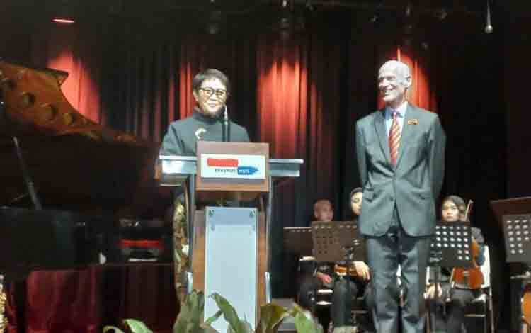 Menteri Luar Negeri Indonesia Retno Marsudi (kiri), ditemani oleh Dubes Belanda untuk Indonesia Lambert Grijns (kanan) memberikan sambutan dalam acara Hari Raja yang diadakan di Kedubes Belanda di Jakarta, Kamis (25/4/2024). (ANTARA/Cindy Frishanti)