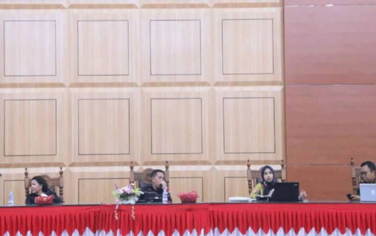 Anggota DPRD Kota Palangka Raya, Sigit Widodo saat memimpin rapat dengan KPK. (FOTO: SETWAN)