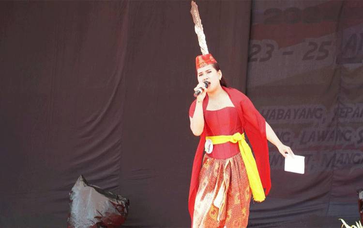 Peserta Festival Palangka Raya menampilkan Karungut. (FOTO: HUMAS)