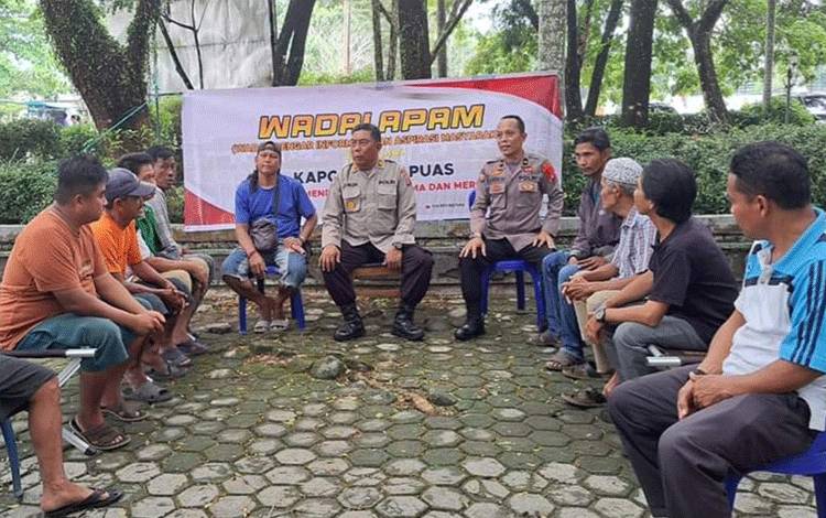 Suasana saat kegiatan Jumat Curhat yang digelar Polres Kapuas bersama warga di Jalan Maluku. (FOTO: IST)