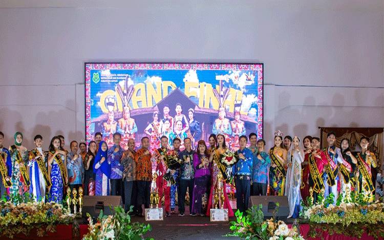 Sekda Kapuas, Septedy bersama para kontestan Jagau Linga dan Bawi kameluh Pariwisata Kabupaten Kapuas tahun 2024. (FOTO: IST)