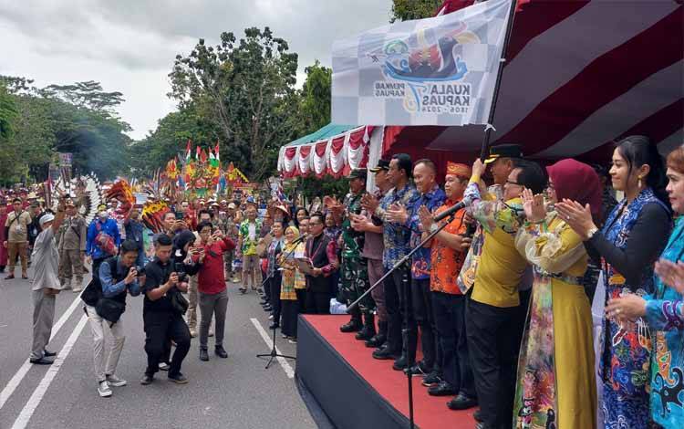 Suasana saat Pj Bupati Kapuas, Erlin Hardi melepas Pawai Carnaval Budaya pada Jumat sore, 26 April 2024. (FOTO: DODI)