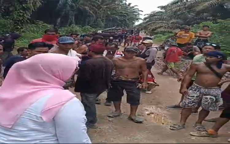 Puluhan Masyarakat Melakukan Penjarahan di PT Wana Sawit I Kotim