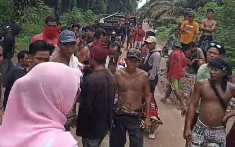 Massa saat melakukan penjarahan sawit di areal kebun PT. Wana Sawit I, Desa Satiung, Kecamatan Mentaya Hulu, Kotawaringin Timur (Kotim).(FOTO: IST)